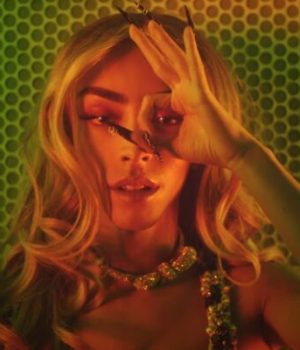 Bilal Hassani dans le clip de "Lights off"