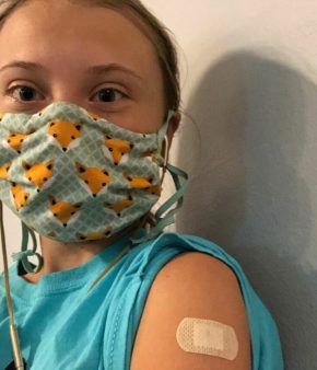 Greta Thunberg fait un vaxxie afin de prêcher pour un meilleur accès au vaccin pour tous