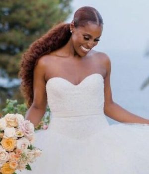 L'actrice et productrice Issa Rae dans sa robe de mariée, via son compte Instagram L'actrice et productrice Issa Rae dans sa robe de mariée, via son compte Instagram