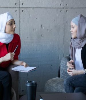 Deux femmes qui portent le foulard en train de travailler
