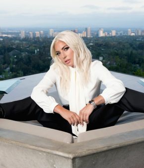Lady Gaga pose pour la marque Tudor Watch dont elle est ambassadrice, en portant notamment des bottines-échasses