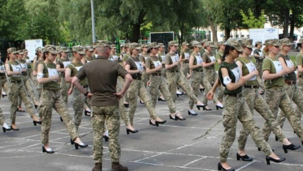 Des militaires ukrainiennes qui s'entraînent à parader en talons