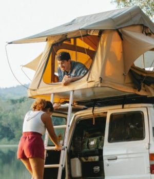 Couple qui campe avec un van