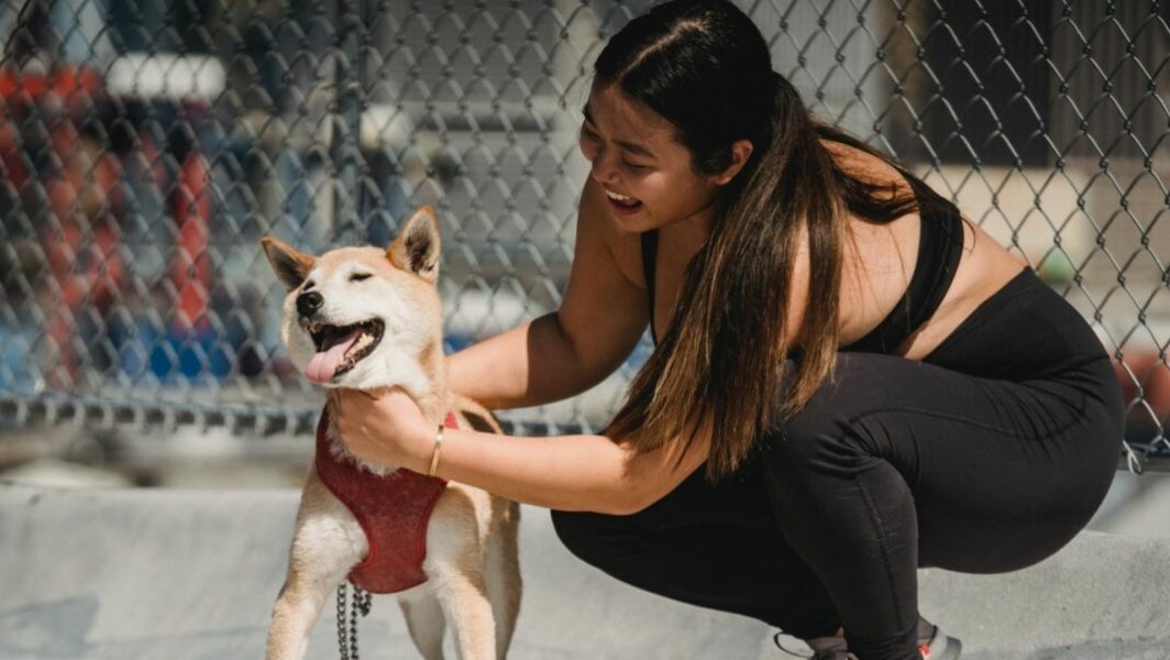 femme avec un chien dans la rue