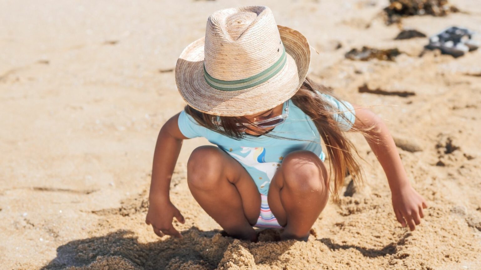 enfant-plage-soleil-chapeau-lunettes enfant-plage-soleil-chapeau-lunettes