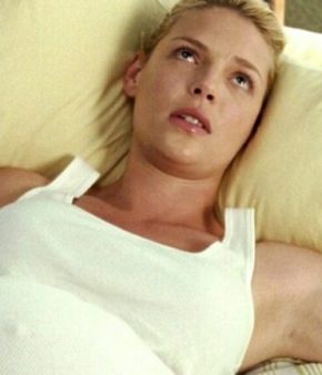 femme-enceinte-allongee