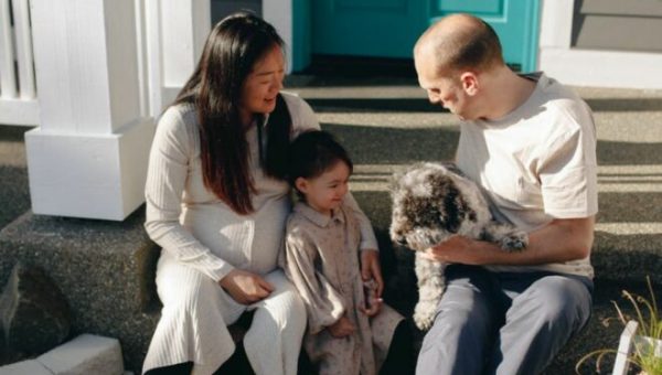 homme-enfant-chien-femme-perron