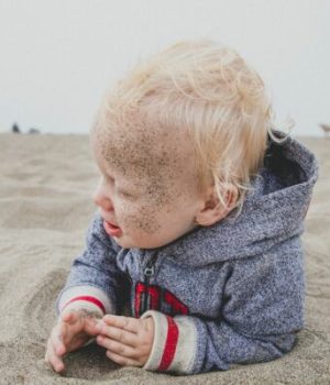 laisser-enfant-manger-sable