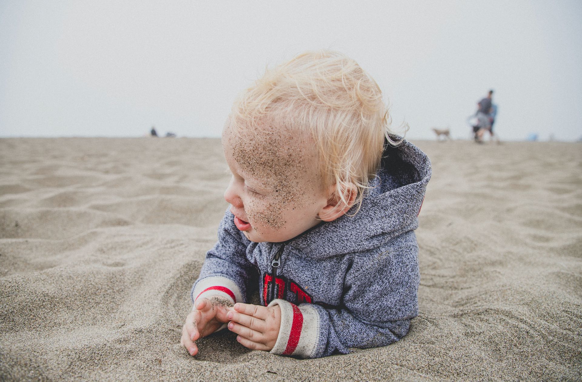 laisser-enfant-manger-sable