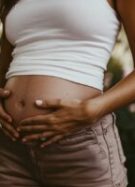 numerama_close_up_photo_of_a_woman_hand_on_her_flat_belly_–a_0f23769a-e151-4fab-98c0-99f8f617921b_1