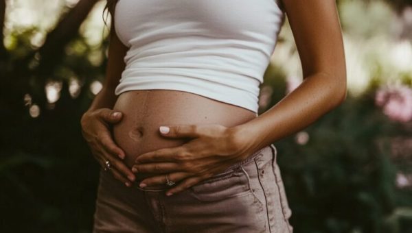 numerama_close_up_photo_of_a_woman_hand_on_her_flat_belly_–a_0f23769a-e151-4fab-98c0-99f8f617921b_1