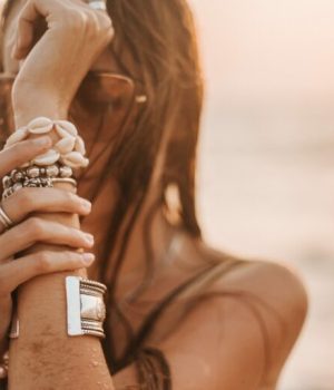 Une femme portant de multiples bijoux autour de son poignet