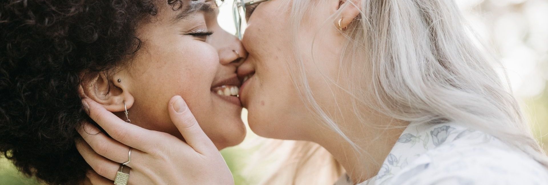 pexels-pavel-danilyuk-couple lesbien