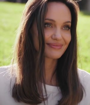 Capture d'écran d'Angelina Jolie sur la chaine Youtube du British Vogue