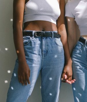 Deux-femmes-portant-un-jean