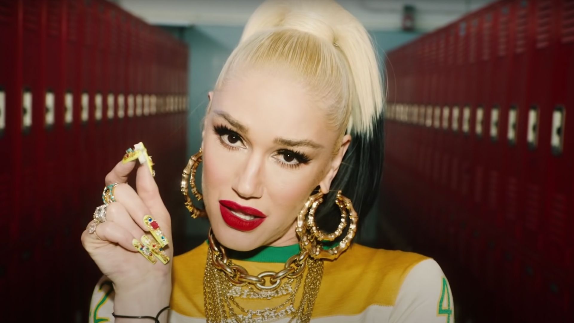 Gwen Stefani dans le clip de Slow Clap