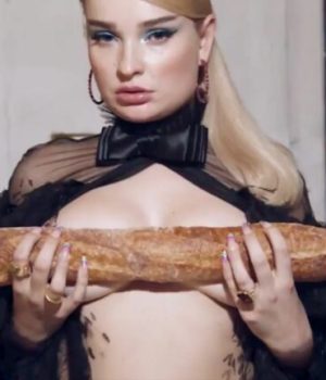 Kim-Petras-adore-les-baguettes-dans-le-clip-de-Future-Starts-Now