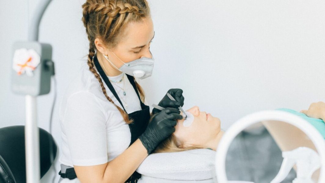 Le-boom-de-la-médecine-esthétique-chez-les-jeunes
