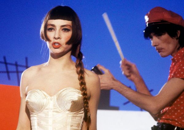 Les Rita Mitsouko portent du Jean Paul Gaultier et du Thierry Mugler dans le clip de Marcia Baïla qui a grandement marqué l'esthétique des années 1980