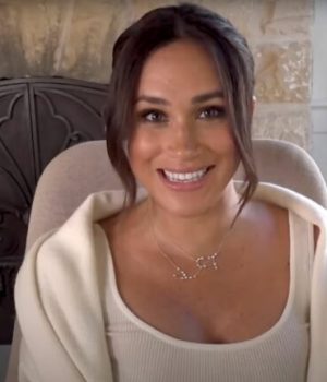 Meghan-Markle-avec-des-colliers-en-forme-de-la-constellation-des-signes-astro-de-ses-enfants Meghan-Markle-avec-des-colliers-en-forme-de-la-constellation-des-signes-astro-de-ses-enfants