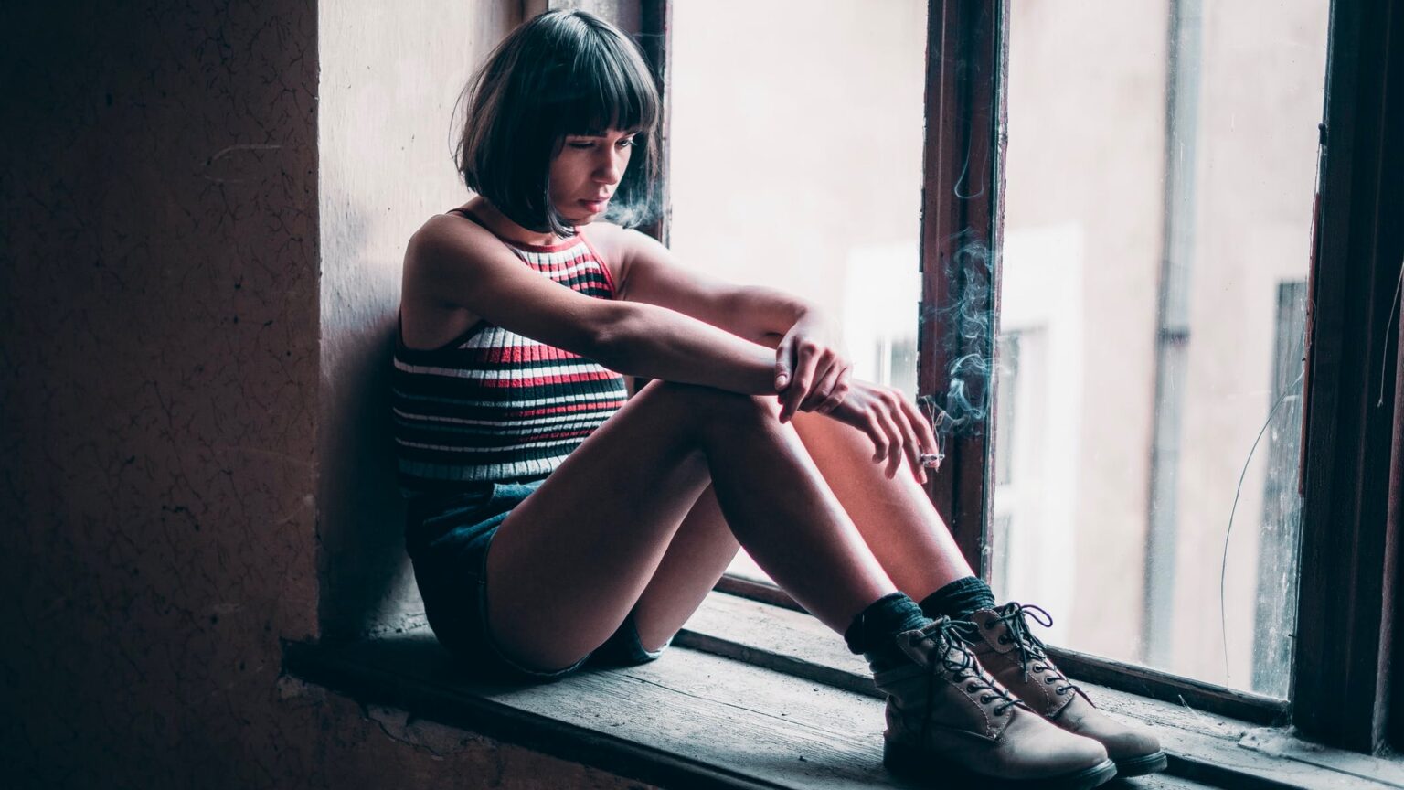 femme-triste-cigarette femme-triste-cigarette