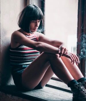 femme-triste-cigarette-vert femme-triste-cigarette-vert
