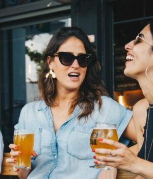 Deux femmes en terrasse avec une biere