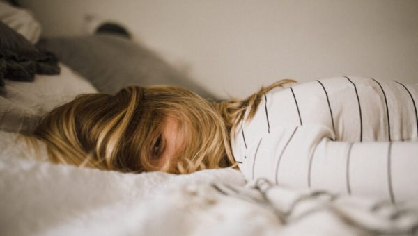 pourquoi-les-cosmetiques-agissent-mieux-la-nuit