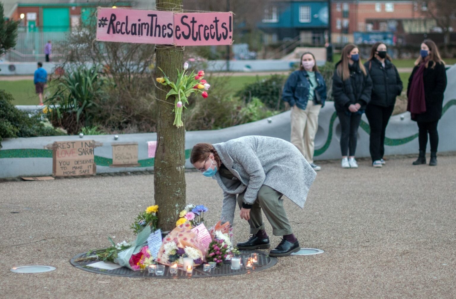 Flowers_at_SarahEverard_Vigil_in_Sheffield-flickr-Tim-dennell Flowers_at_SarahEverard_Vigil_in_Sheffield-flickr-Tim-dennell