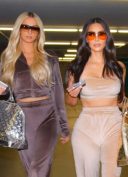 Paris-Hilton-et-Kim-Kardashian-se-jouent-du-retour-du-jogging-peau-de-pêche