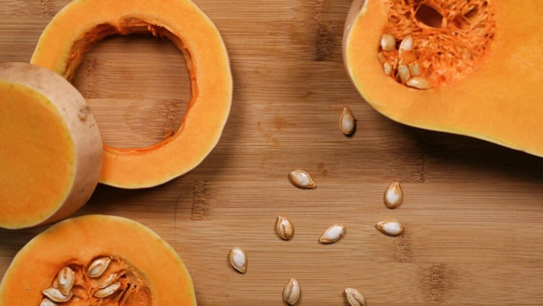 butternut sur une planche à découper