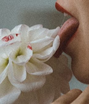 langue sur une fleur touffue