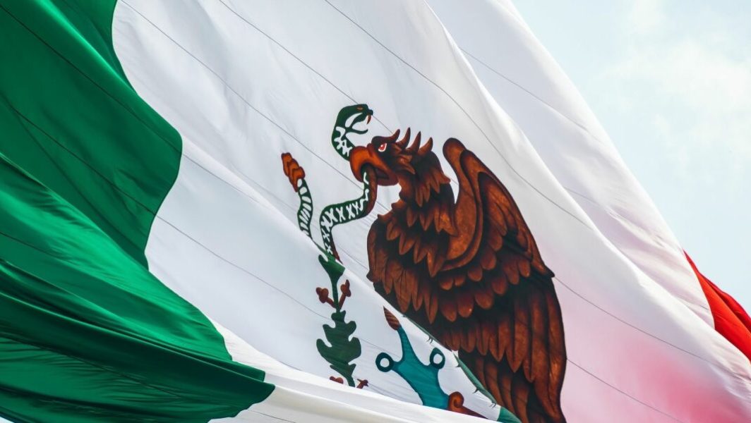 drapeau mexicain flottant