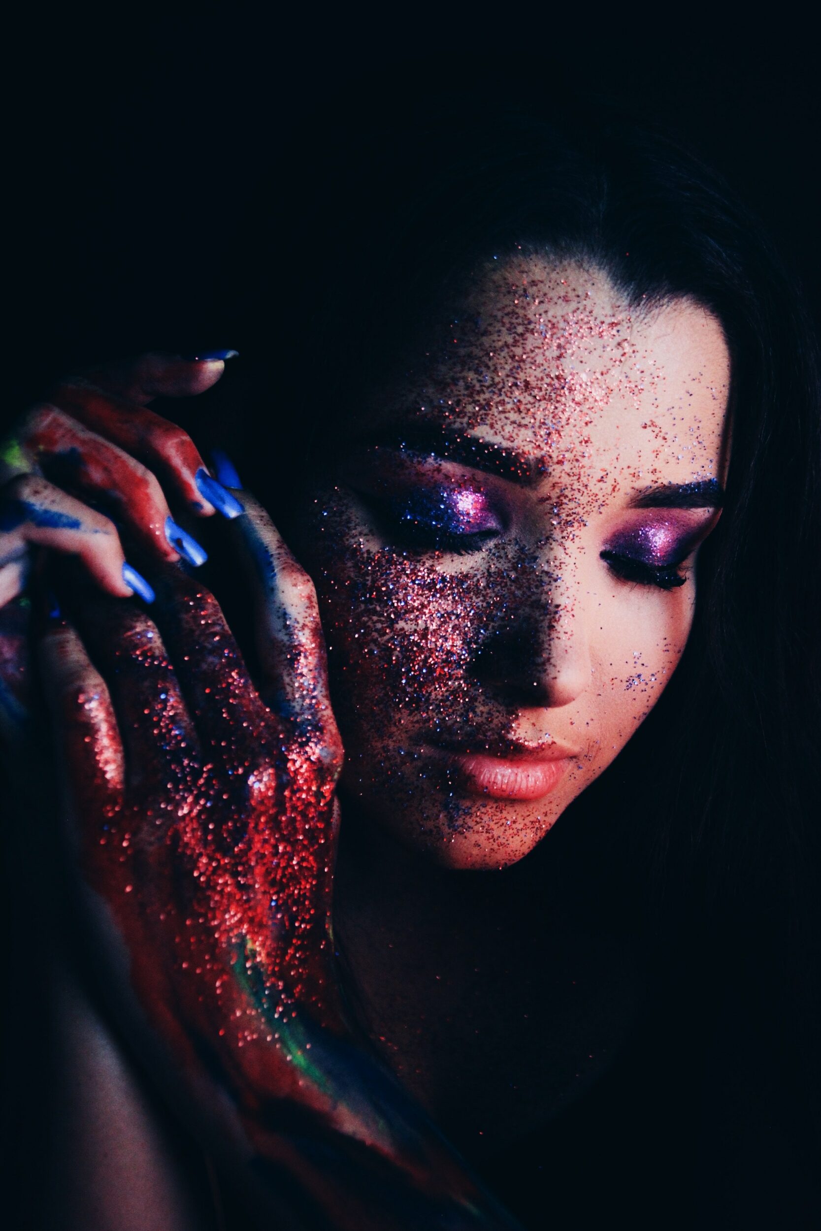 Maquillage avec des paillettes pour un spectacle