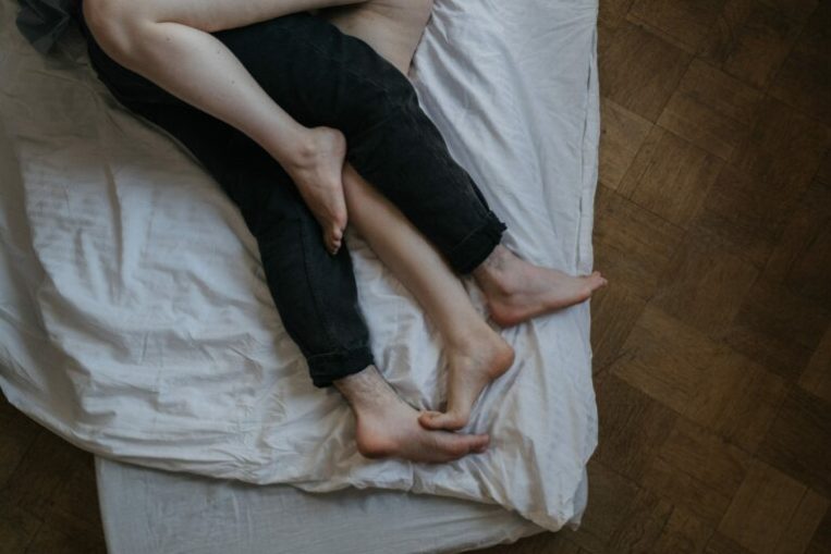 Couple faisant l'amour dans un lit.