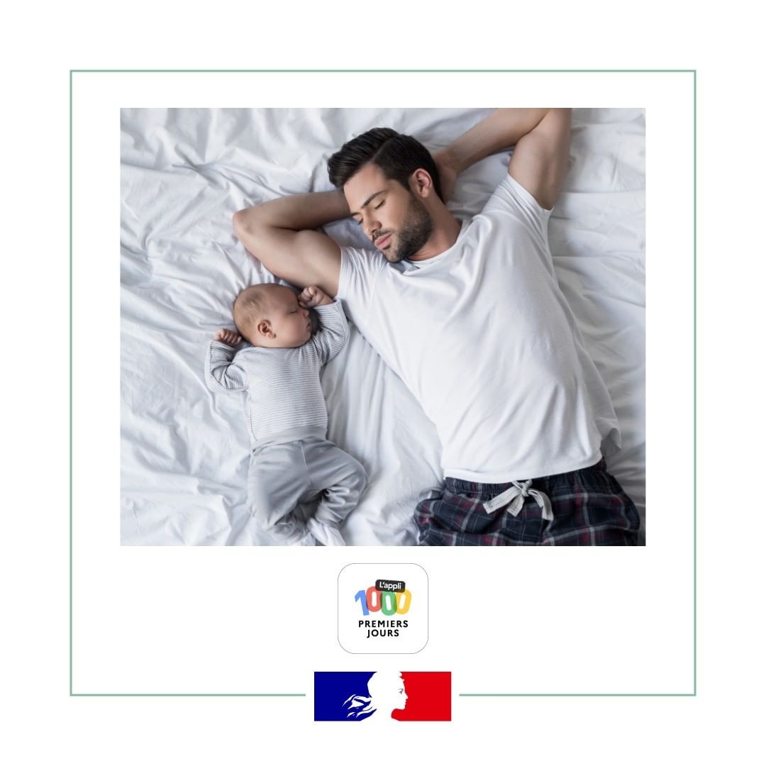 Un homme dort près de son bébé. Un homme dort près de son bébé.