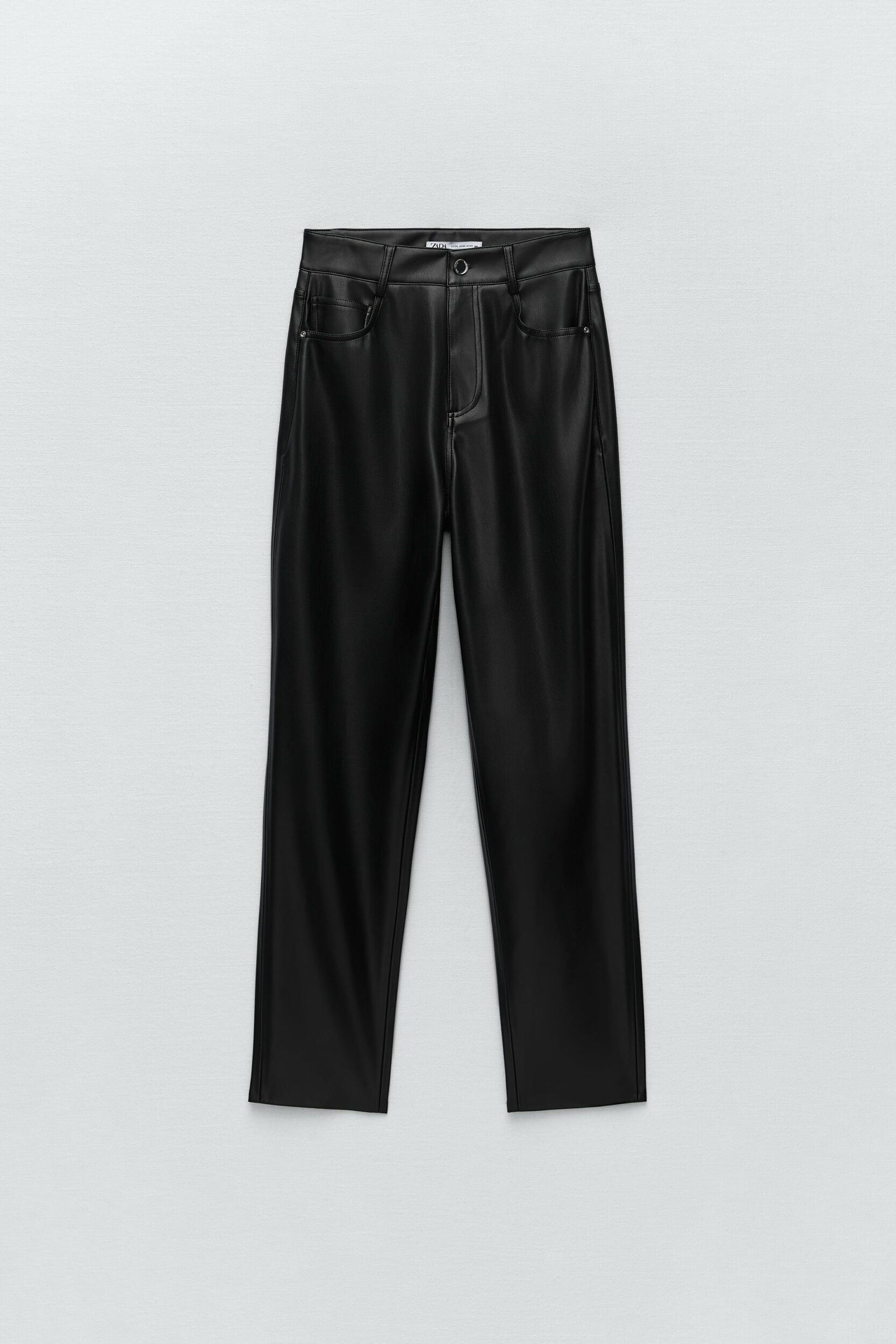 Le pantalon en (simili)cuir revient grincer dans nos armoires