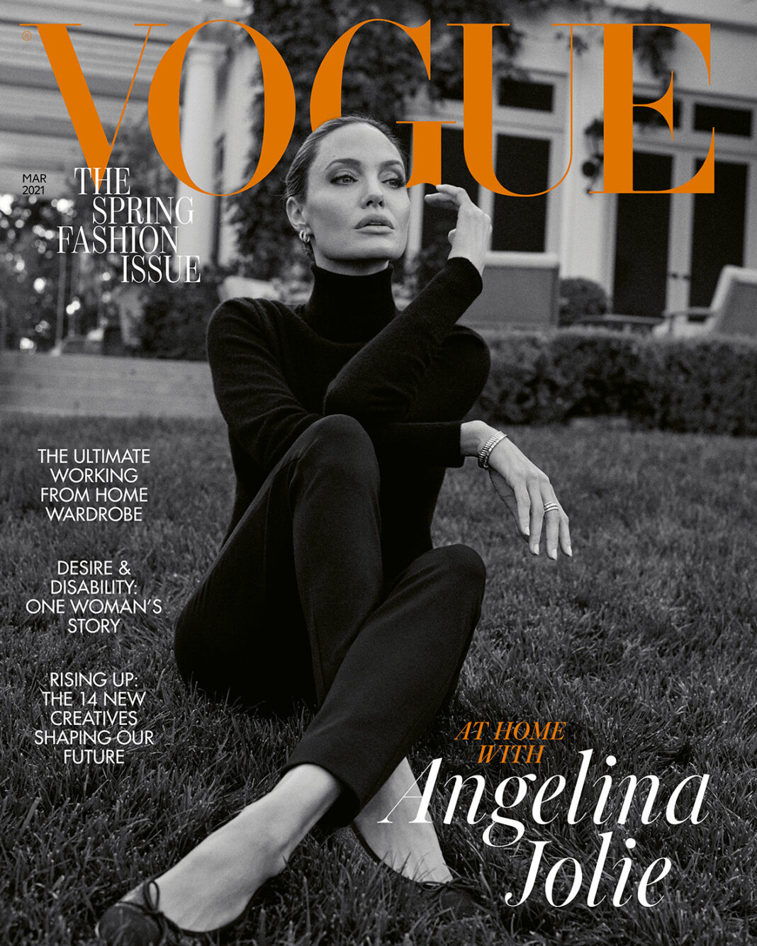Angelina Jolie, habillée avec les mêmes basiques que dans sa vraie vie, en couverture du British Vogue de mars 2021. © Vogue.
