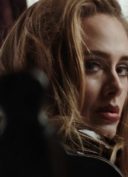 Adele-dans-le-clip-Easy-On-Me-réalisé-par-Xavier-Dolan