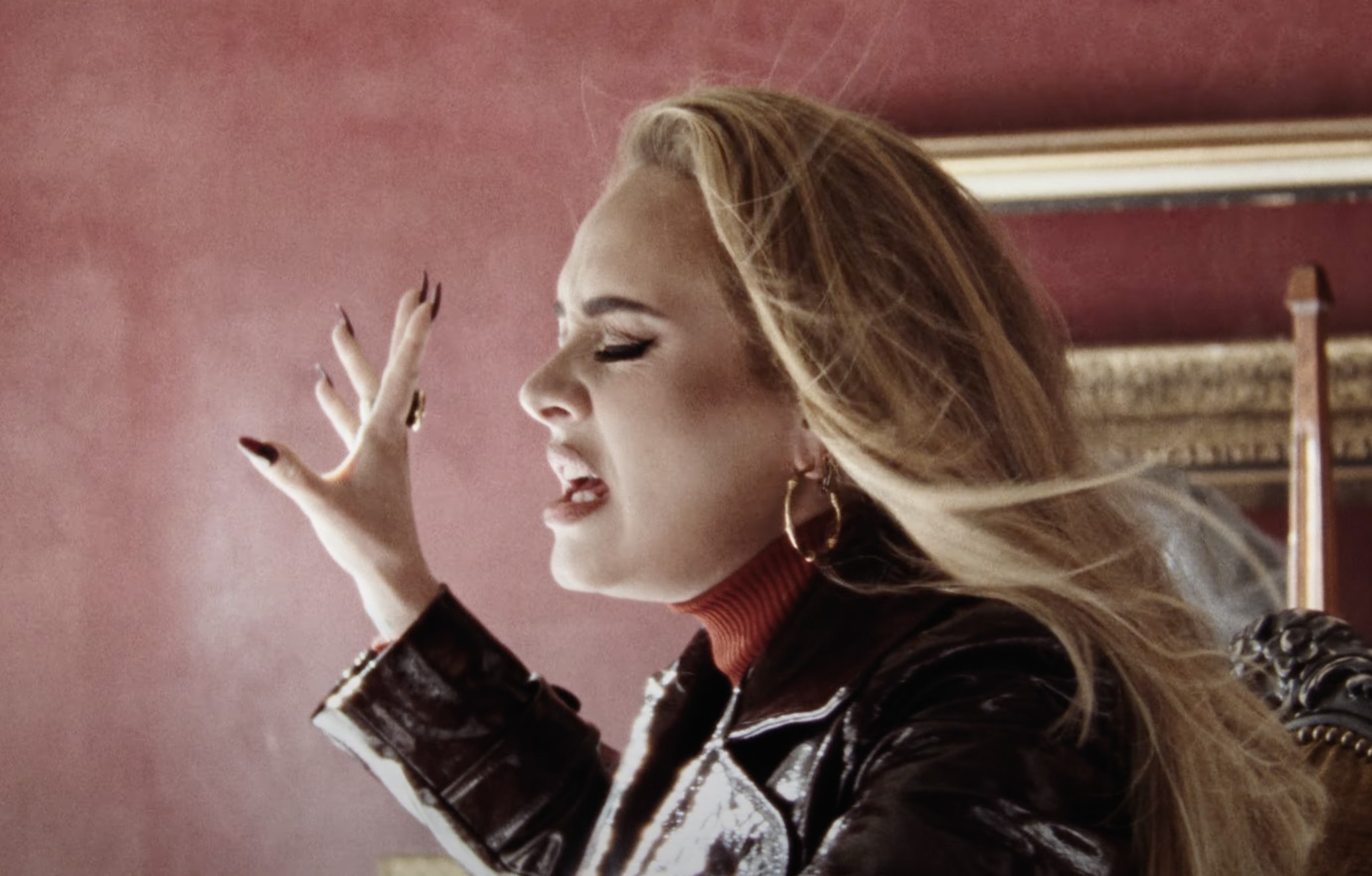 Adele reprend ses couleurs dans le clip Easy On Me, réalisé par Xavier Dolan