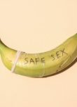 Banane entourée d'un préservatif masculin avec inscription 