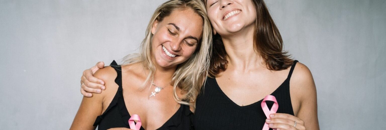 Deux femmes tenant des rubans rose dans les mains, en signe de lutte contre le cancer de-u sein