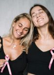 Deux femmes tenant des rubans rose dans les mains, en signe de lutte contre le cancer de-u sein