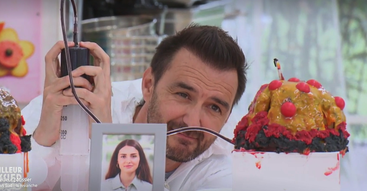Cyril et le gâteau du Puy de Sency entraîn d'actionner la seringue
