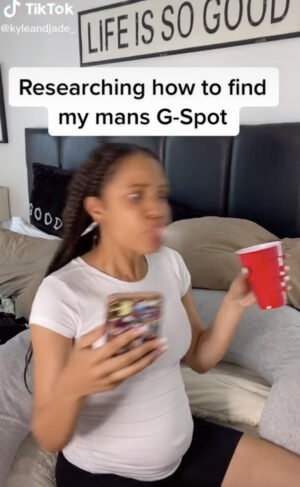 Femme sur TikTok recrachant son verre d'eau après avoir googlé l'emplacement du point G des hommes Femme sur TikTok recrachant son verre d'eau après avoir googlé l'emplacement du point G des hommes