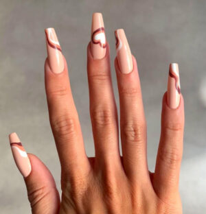 Faux ongles marrons de Eva avec des petits coeurs Faux ongles marrons de Eva avec des petits coeurs