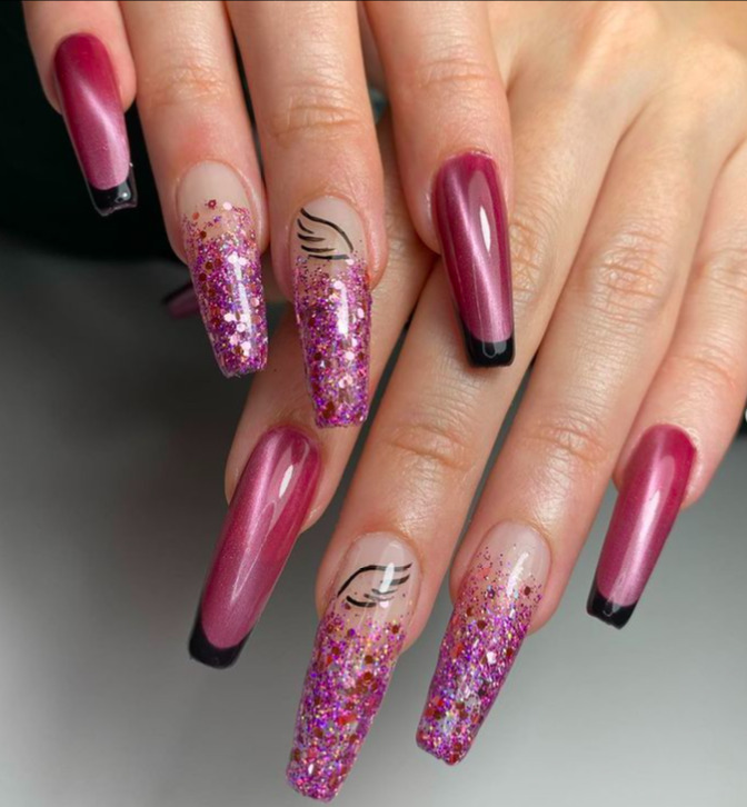 Faux ongles roses avec des paillettes et des motifs ailes d'anges