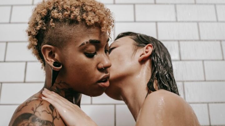 Couple de femmes sous la douche. Couple de femmes sous la douche.