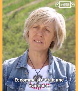 Delphine-candidate-lesbienne-de-lamour-est-dans-le-pré-1