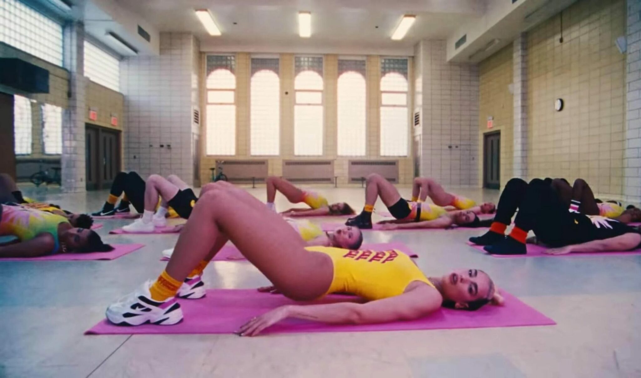 Dua-Lipa-dans-Physical Dua-Lipa-dans-Physical